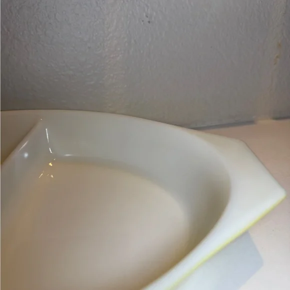 Vintage Pyrex Yellow 1 1/2 QT Divided Casserole Baking Dish - Picture 3 of 13